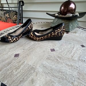 Wedge heel leopard print shoes